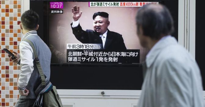 Un’immagine alla televisione del leader della Nord Corea,  Kim Jong Un, del 29 novembre 2017, dopo il lancio di un missile nord coreano. (Bloomberg ) 