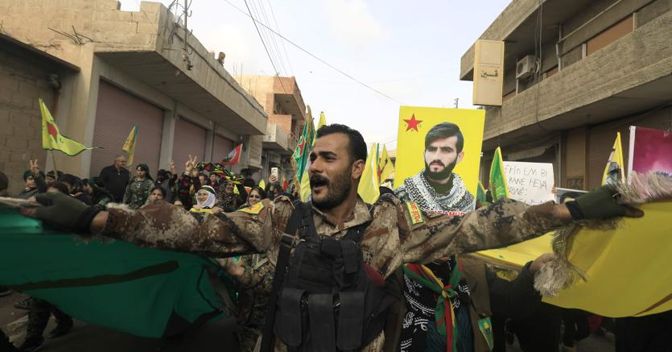 Le proteste dei militanti curdi dell’Ypg (Unità di protezione del popolo). AFP PHOTO / DELIL SOULEIMAN 