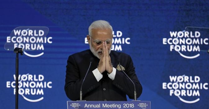 Il saluto di Narendra Modi, primo ministro indiano, al Forum di Davos 