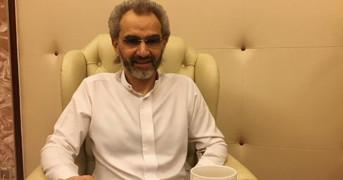 . Il principe saudita Alwaleed bin Talal durante la detenzione forzata all’hotel Ritz-Carlton di Riad (Reuters) 