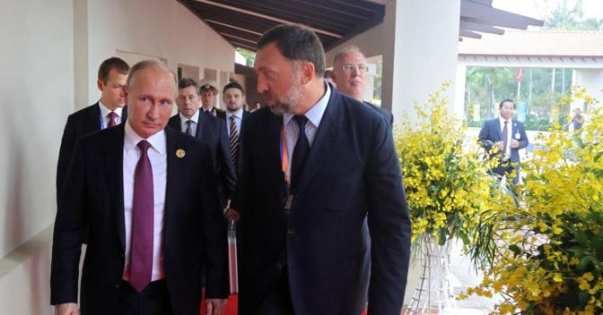 Oleg Deripaska (a destra) con Vladimir Putin 