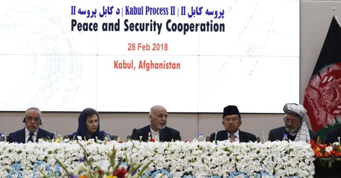 Il presidente afghano Ashraf Ghani (al centro) durante la cerimonia di apertura della conferenza di pace a Kabul 