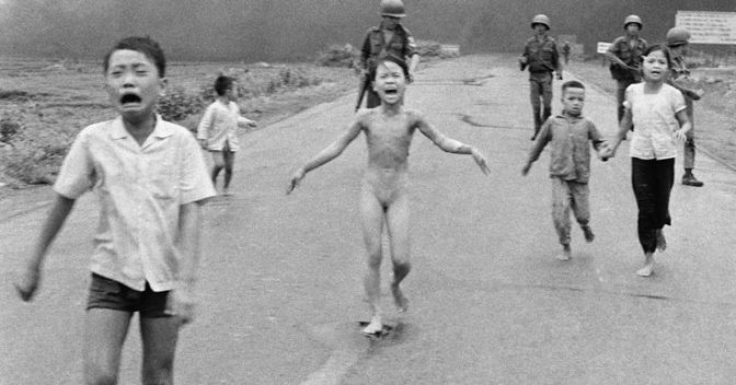 La foto della piccola vittima della guerra in Vietnam censurata da Facebook nel 2016,  e ripristinata dopo le proteste (Ap) 