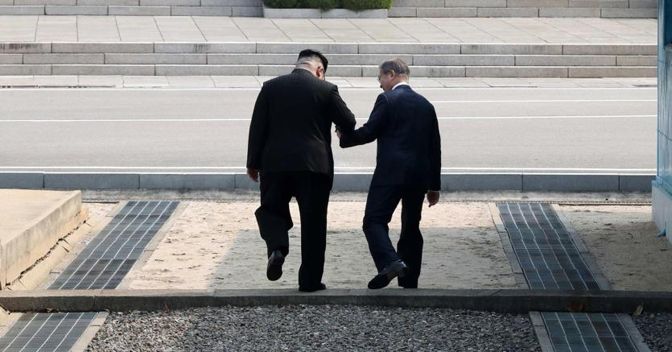 Kim Jong-un e Moon Jae-in si stringono la mano durante il vertice bilaterale sul 38esimo parallelo (Epa) 