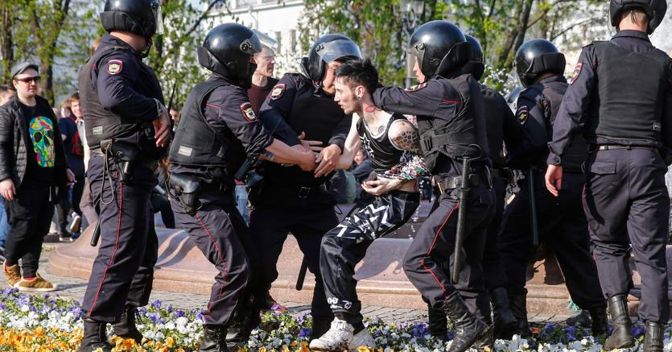 Mosca, la polizia ferma decine di manifestanti anti Putin (Afp) 