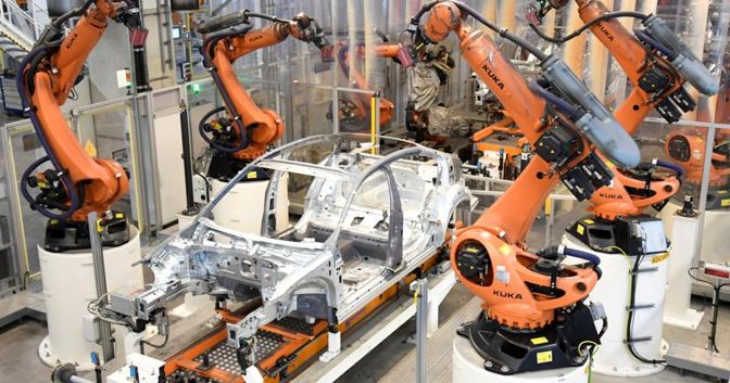 Una linea di produzione Volkswagen a Emden, in Germania (Reuters) 