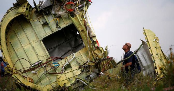 Un investigatore malese ispeziona il sito dell'incidente del volo MH17 della Malaysia Airlines, vicino al villaggio di Hrabove (Grabovo) nella regione di Donetsk, Ucraina il 22 luglio 2014 (Reuters) 