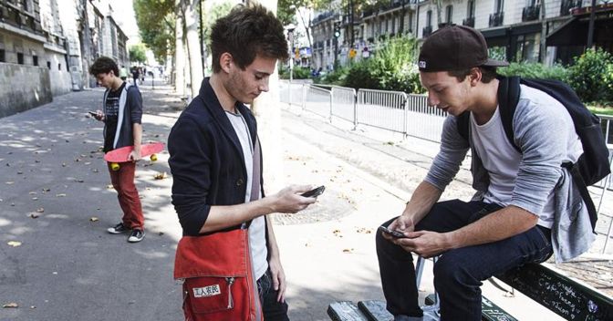 Ue,  tetto di 19 centesimi a chiamata e 6 centesimi a sms in Europa dal 2019 (Afp) 