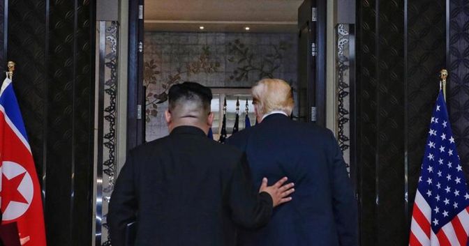 Trump e Kim dopo la firma dell’accordo tra Usa e Corea del Nord (Epa) 