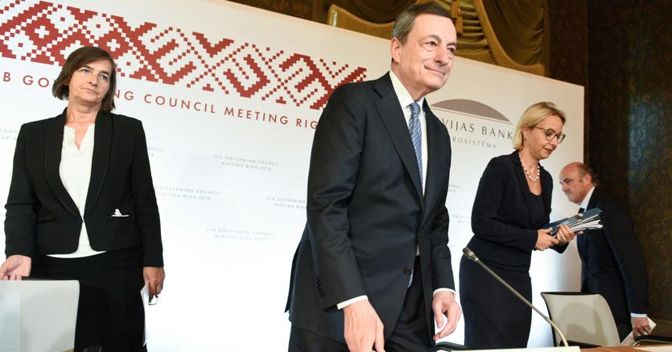 Mario Draghi  durante la conferenza stampa  a Riga (Afp) 
