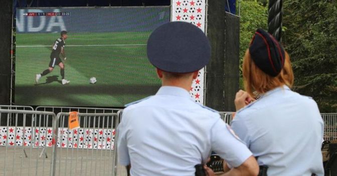 Due poliziotti guardano una partita del mondiale russo a Sebastopoli, in Crimea (Reuters) 