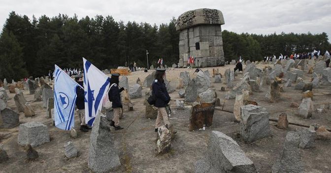 Giovani israeliani con le bandiere del loro Paese al Memoriale di Treblinka, in Polonia, nel luogo dove tra il 1941 e il 1944 i Nazisti tedeschi uccisero circa 900mila ebrei dopo averli rinchiusi nel campo di sterminio 