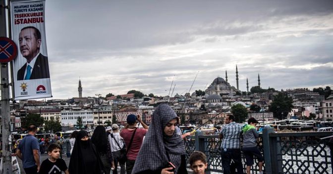 “Grazie Istanbul!”, recita il manifesto con l’effigie di Recep Tayyip Erdogan , sul Galata Bridge  (Foto Afp) 