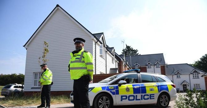 Due poliziotti davanti alla casa dei due britannici ad Amesbury 