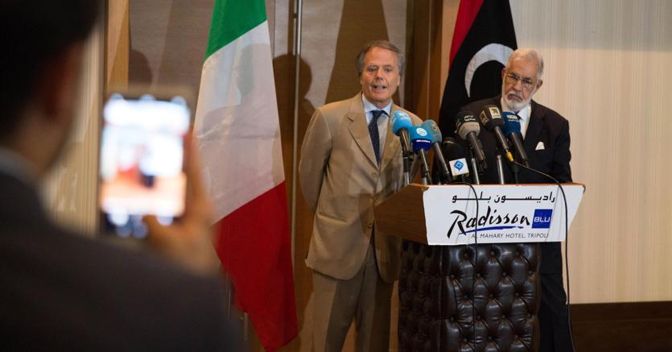 Il ministro degli Esteri italiano (sin.) , Enzo Moavero, con il ministro degli Esteri libico (destra), Mohamed Taha Siala durante una conferenza stampa a Tripoli, Libia. (ANSA/Stringer) 