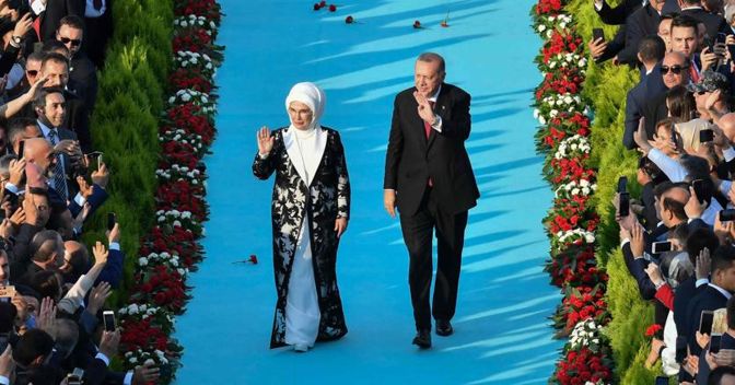 Erdogan e la moglie acclamati dalla folla nel giorno dell’insediamento (Afp) 