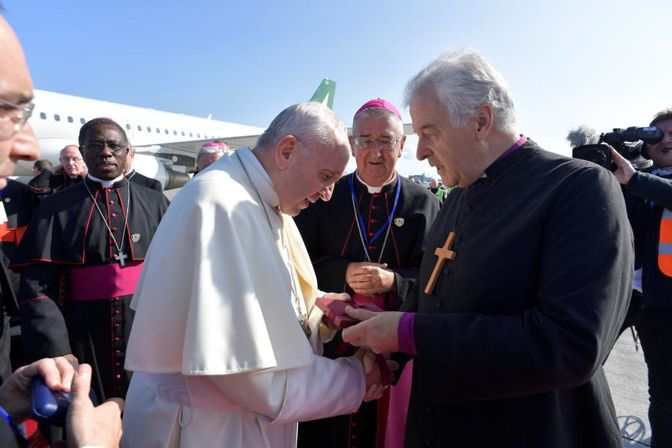 L’arrivo del Papa in Irlanda accolto dall’arcivescovo Diarmuid Martin 