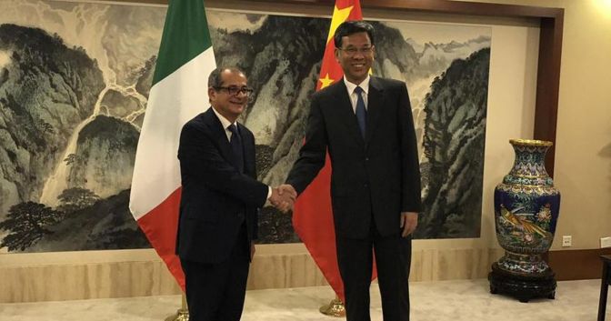 Tria a Pechino stringe la mano al ministro delle Finanze della Cina Liu Kun (Ansa) 