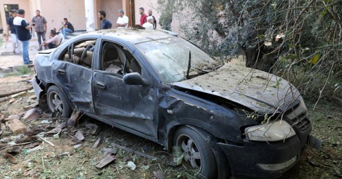 Un’auto danneggiata durante gli scontri tribali a Tripoli (Reuters) 