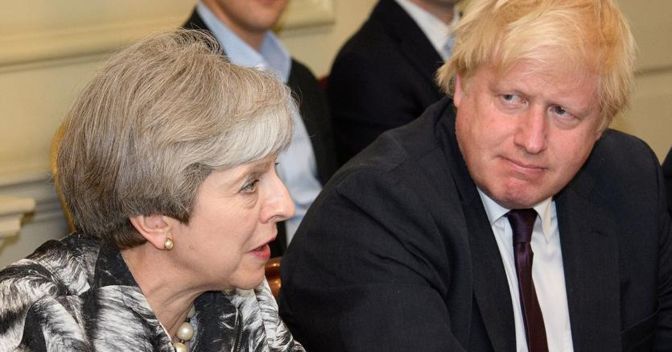 La premier Theresa May con l’ex ministro degli Esteri Boris Johnson 
