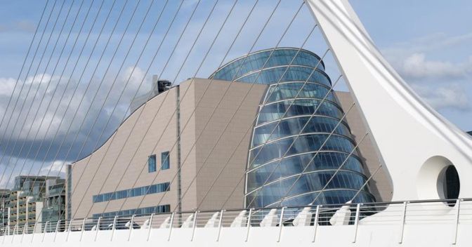 Il nuovo ponte di Dublino Beckett Bridge  unisce il molo di Sir John Rogerson sul lato sud del fiume Liffey a Guild Street (Agf) 