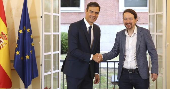 Il premier spagnolo Pedro Sanchez (a sinistra) con il leader di Podemos Pablo Iglesias (Ap) 