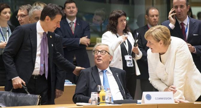 Il presidente del Consiglio Giuseppe Conte con Jean-Claude Juncker, presidente della Commissione Europea, e Angela Merkel, al consiglio europeo di Bruxelles, 18 ottobre 2018 (Ansa)  