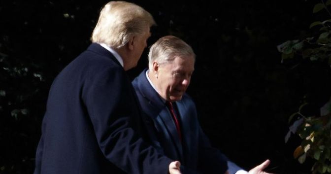 Il presidente Donald Trump cammina verso lo studio ovale insieme al senatore  Lindsey Graham (AP Photo/Evan Vucci) 