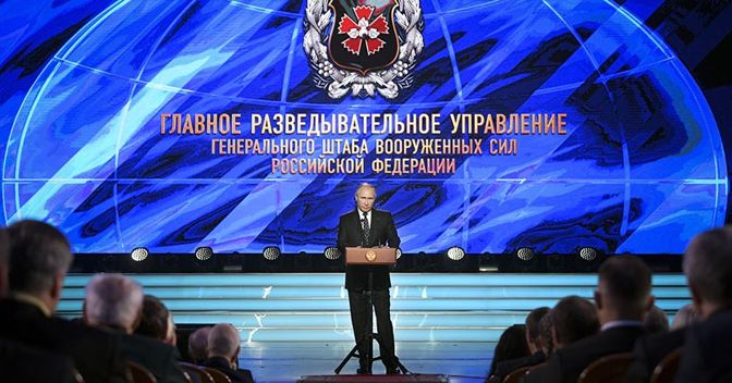 Mosca, 2 novembre 2018: Vladimir Putin celebra il centesimo anniversario del Gru (Glavnoe Rasvedyvatel’noe Upravlenie, Direzione principale intelligence): ma il capo, Igor Korobov, è assente  (Ap) 