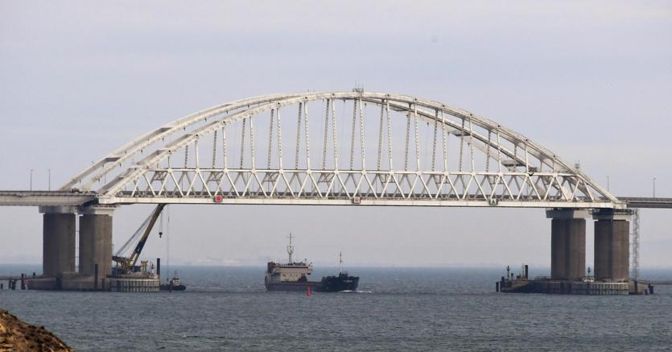 Il ponte sullo Stretto di Kerch, voluto a ogni costo dal Cremlino, collega la Crimea alla costa russa del Mar Nero 