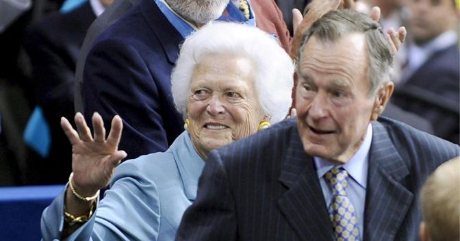 George Bush padre con la moglie Barbara (EPA) 