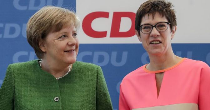 La cancelliera tedesca, Angela Merkel, a sinistra, e la governatrice dello Saarland tedesco, e segretario generale designato per la CDU, Annegret Kramp-Karrenbauer. (AP Photo/Markus Schreiber) 