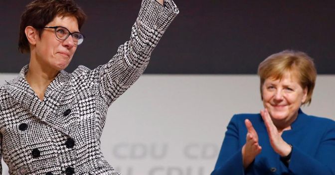 Annegret Kramp-Karrenbauer commossa dopo l’elezione a presidente Cdu. Sullo sfondo Angela Merkel (Ap) 
