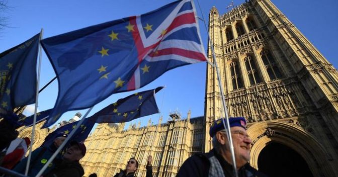 Manifestanti pro Ue davanti al Parlamento di Londra (Epa) 