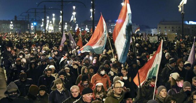 La protesta contro il governo Orban sul Margit Hid, uno dei ponti sul Danubio a Budapest 