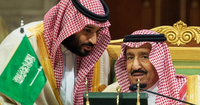 MohammedbinSalman a sinistra parla con suo padre (Ap) 