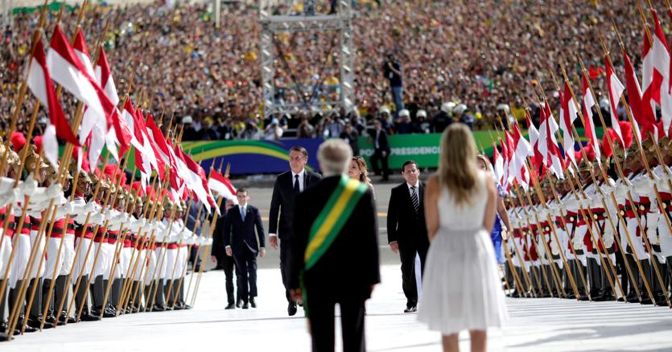 Il presidente brasiliano uscente Michel Temer (di spalle con la moglie) accoglie il nuovo capo dello Stato Jair Bolsonaro 