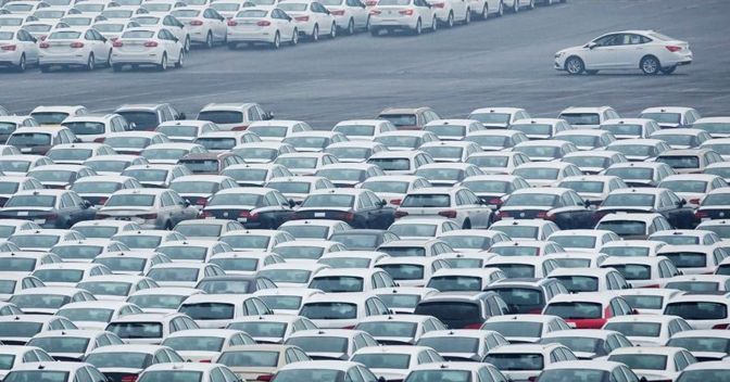Terminal auto nel porto di Dalian, in Cina (Reuters) 