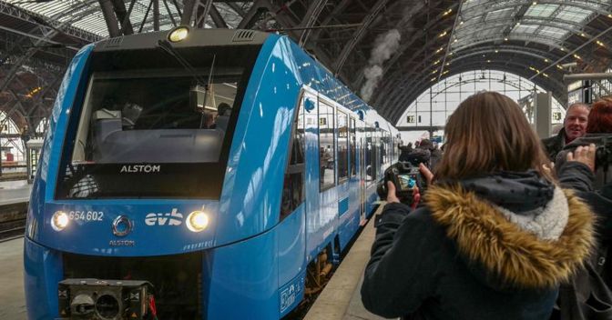 Un treno a idrogeno realizzato dalla francese Alstom nella stazione di Leipzig, in Germania (Foto AFP) 