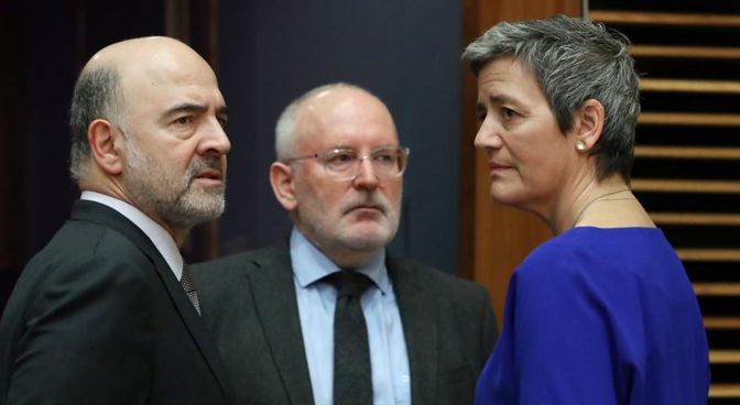 Il commissario agli Affari economici Moscovici con il vicepresidente della Commissione Ue Timmermans e la commissaria alla Concorrenza Margrethe Vestager (Reuters)  