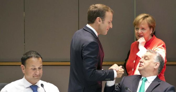 da sinistra, il premier irlandese Leo Varadkar, Emmanuel Macron e Viktor Orban. In secondo piano Angela Merkel 