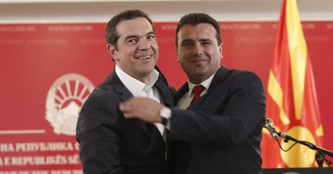 Alexis Tsipras ieri con il premier della Macedonia del Nord Zoran Zaev (Ap) 