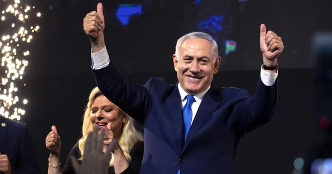 Il primo ministro Benjamin Netanyahu festeggia la vittoria (EPA) 