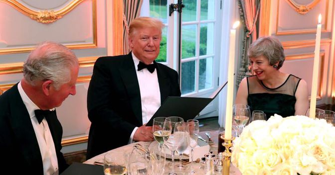 Il principe Carlo d’Inghilterra con Donald Trump e Theresa May (Afp) 