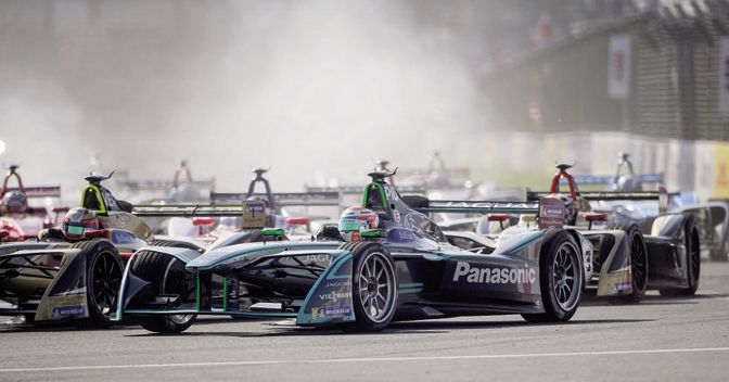 Le monoposto di Formula E non emettono gas di scarico ma le gomme fumano lo stesso e  l’adrenalina non manca 