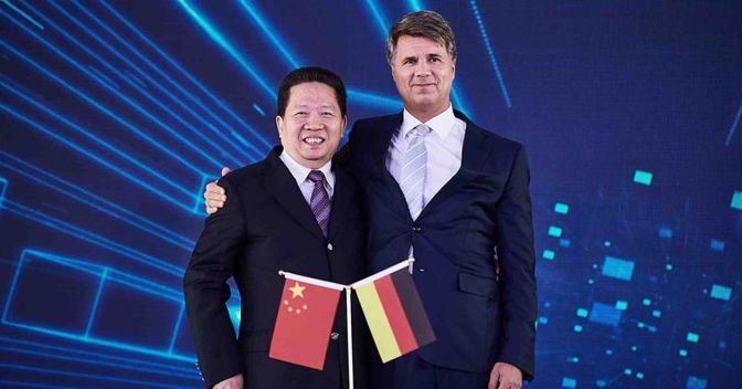 Il ceo di Bmw Harald Krueger con il premier cinese Li Keqiang 