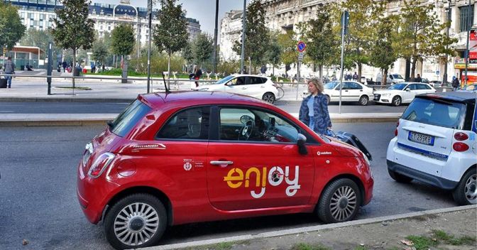 In crescita. Enjoy di Eni (nella foto una Fiat 500)  protagonista del car sharing free floating registra un costante aumento nel numero di noleggi e nelle autodispobibili. Car2go di Daimler è il leader mondiale con 3,5 milioni di utenti  