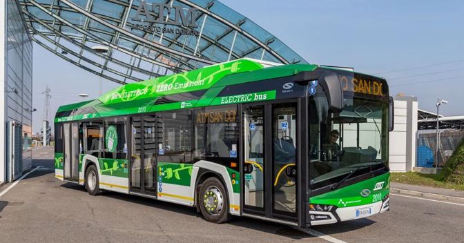 Atm più green. L’azienda della mobilità pubblica milanese ha lanciato un ambizioso piano full electric per sostituire tutti i  bus con veicoli a emissioni zero. Nella foto un mezzo in servizio realizzato da Solaris 