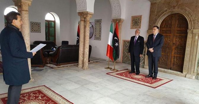 L'ambasciatore italiano Giuseppe Perrone presenta le credenziali al premier libico Fayez Al Serraj (Ansa) 