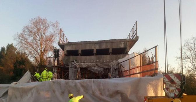 Operai al lavoro dopo il crollo del cavalcavia sulla A14 